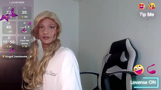 Snapshot of Sharlo_ chatting on 12.22.25 Sharlo online show from 12.22.25