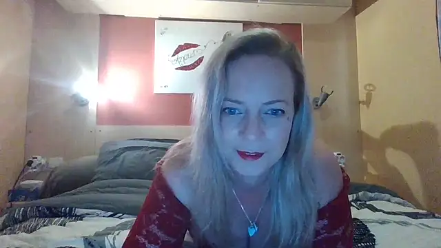 Snapshot of Miss-Chupagirly chatting on 12.18.25 Miss-Chupagirly online show from 12.18.25