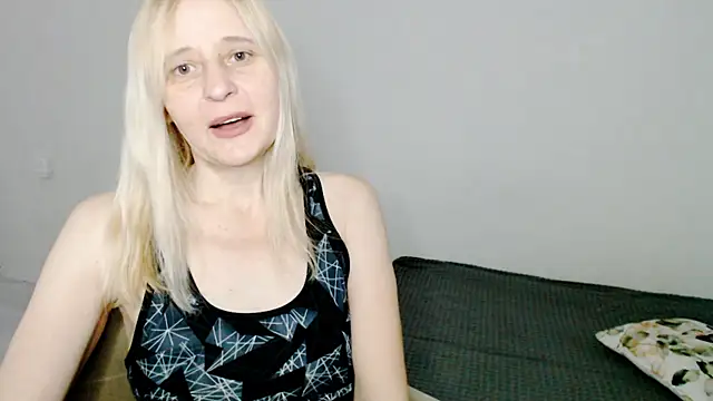 Snapshot of MiLenaMilf chatting on 02.14.25 MiLenaMilf online show from 02.14.25