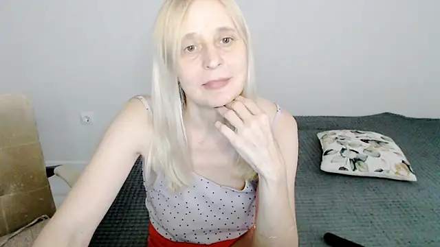 Snapshot of MiLenaMilf chatting on 02.14.25 MiLenaMilf online show from 02.14.25