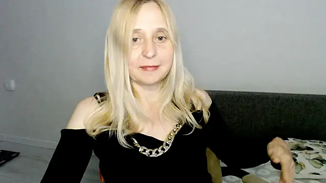 Snapshot of MiLenaMilf chatting on 03.18.25 MiLenaMilf online show from 03.18.25