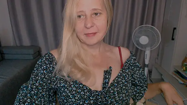 Snapshot of MiLenaMilf chatting on 09.25.25 MiLenaMilf online show from 09.25.25