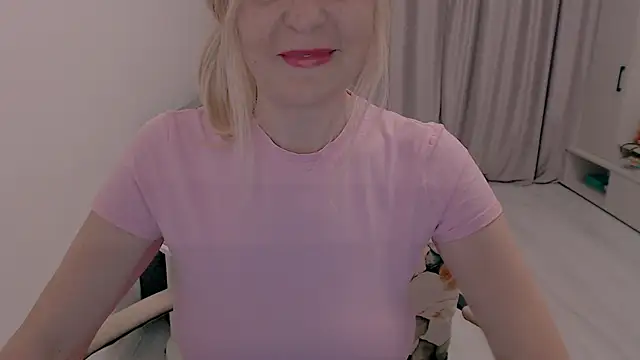 Snapshot of MiLenaMilf chatting on 10.22.25 MiLenaMilf online show from 10.22.25
