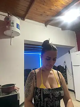 Snapshot of donatella07 chatting on 01.12.26 donatella07 online show from 01.12.26