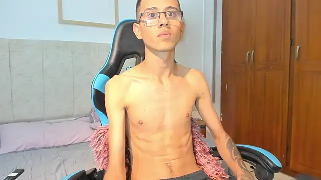 Snapshot of asher_lux chatting on 02.04.26 asher lux online show from 02.04.26