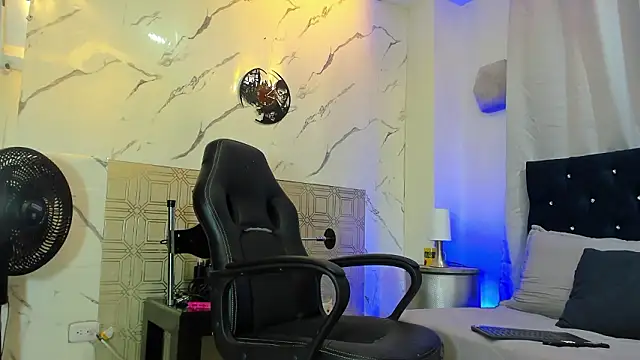 Snapshot of asher_lux chatting on 02.25.26 asher lux online show from 02.25.26