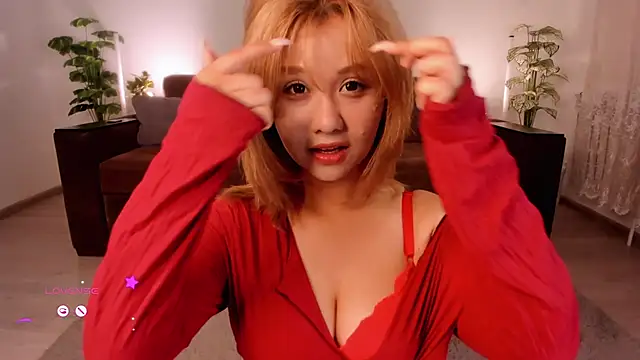 Snapshot of larabae chatting on 06.18.26 larabae online show from 06.18.26