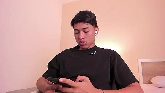 Snapshot of AustinTowers chatting on 02.24.26 AustinTowers online show from 02.24.26