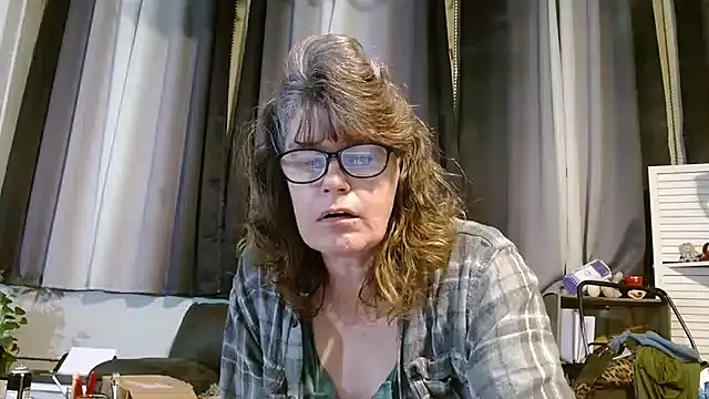 Snapshot of ladylavende3 chatting on 03.18.25 ladylavende3 online show from 03.18.25