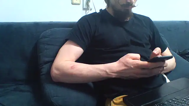 Snapshot of KaelNox chatting on 05.17.26 KaelNox online show from 05.17.26