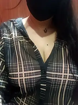 Snapshot of 01Roshani chatting on 04.26.26 01Roshani online show from 04.26.26