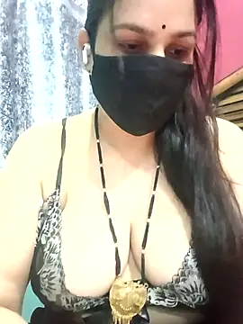 Snapshot of 01Roshani chatting on 05.04.26 01Roshani online show from 05.04.26