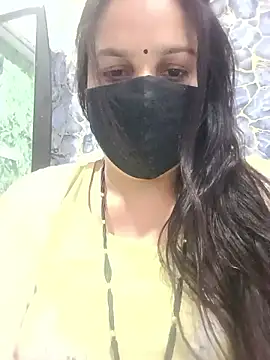 Snapshot of 01Roshani chatting on 05.13.26 01Roshani online show from 05.13.26