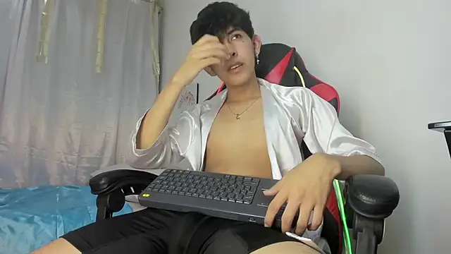 Snapshot of julian_xx chatting on 04.22.26 julian xx online show from 04.22.26
