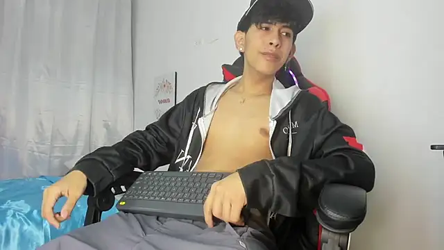 Snapshot of julian_xx chatting on 04.23.26 julian xx online show from 04.23.26