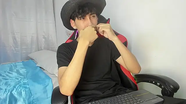 Snapshot of julian_xx chatting on 04.28.26 julian xx online show from 04.28.26
