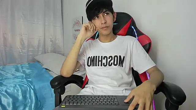 Snapshot of julian_xx chatting on 04.30.26 julian xx online show from 04.30.26