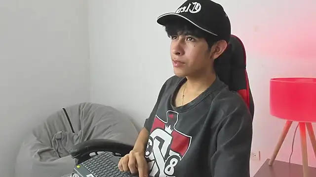Snapshot of julian_xx chatting on 05.19.26 julian xx online show from 05.19.26