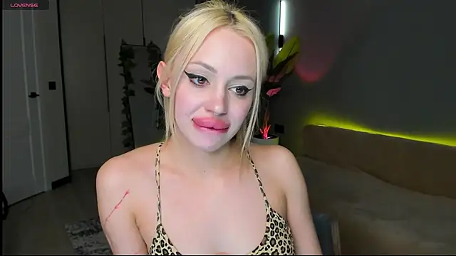 Luna Beverly online show from 04.03.26