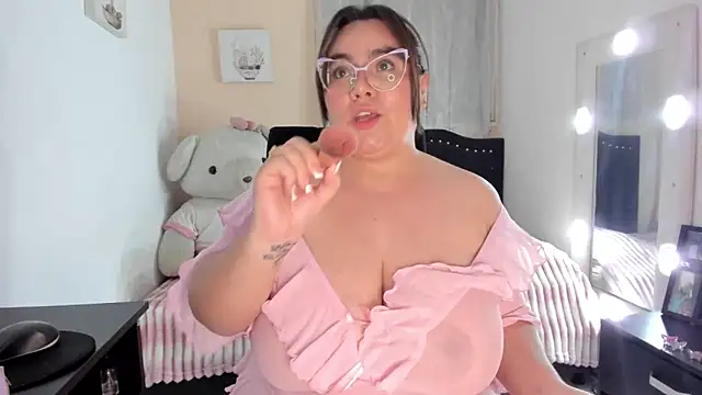 Snapshot of KarlaLannee chatting on 04.28.26 KarlaLannee online show from 04.28.26