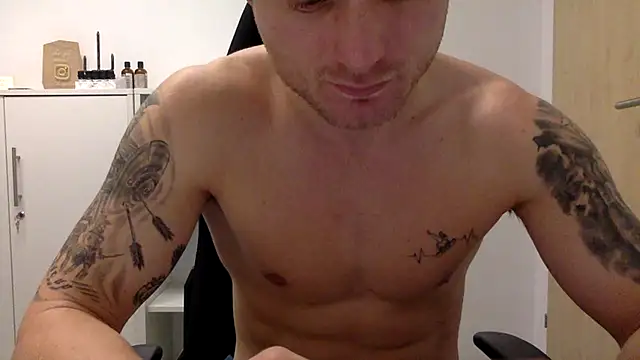 Snapshot of Fitlover1994 chatting on 01.12.26 Fitlover1994 online show from 01.12.26