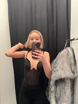 Snapshot of AshleyMur chatting on 02.14.26 AshleyMur online show from 02.14.26