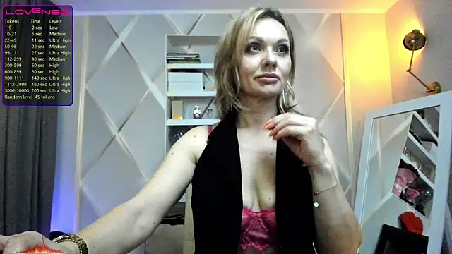 Snapshot of Monika-peach chatting on 06.19.26 Monika-peach online show from 06.19.26