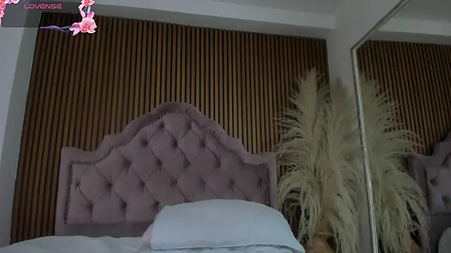 Snapshot of Violett_hott_ chatting on 04.21.26 Violett hott online show from 04.21.26