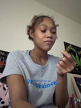 Snapshot of Tamiii420 chatting on 04.19.26 Tamiii420 online show from 04.19.26