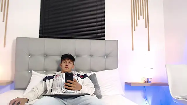 Snapshot of johnny_blake_ chatting on 02.06.26 johnny blake online show from 02.06.26