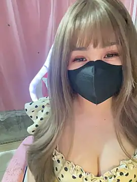 Snapshot of -Violet-t chatting on 04.19.26 -Violet-t online show from 04.19.26
