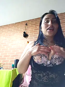 Snapshot of LunaRouuse_ chatting on 05.18.26 LunaRouuse online show from 05.18.26