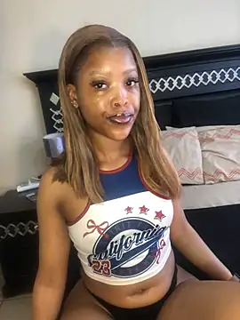 Snapshot of Littlehunie chatting on 06.16.26 Littlehunie online show from 06.16.26