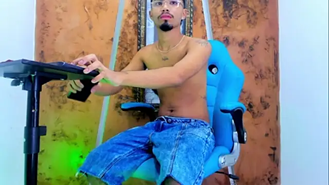 Snapshot of Baby_sexdemon chatting on 01.11.26 Baby sexdemon online show from 01.11.26