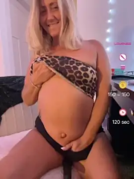 Snapshot of FoxyMillie chatting on 06.18.26 FoxyMillie online show from 06.18.26