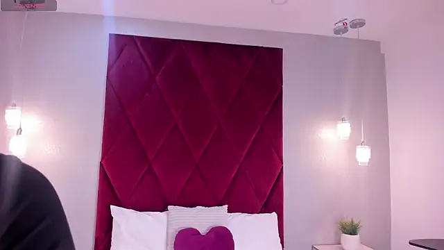 emily clarkk  online show from 04.10.26