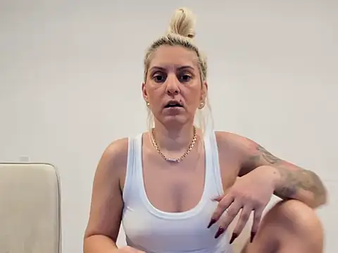 EvelynEvyyy online show from 02.05.26