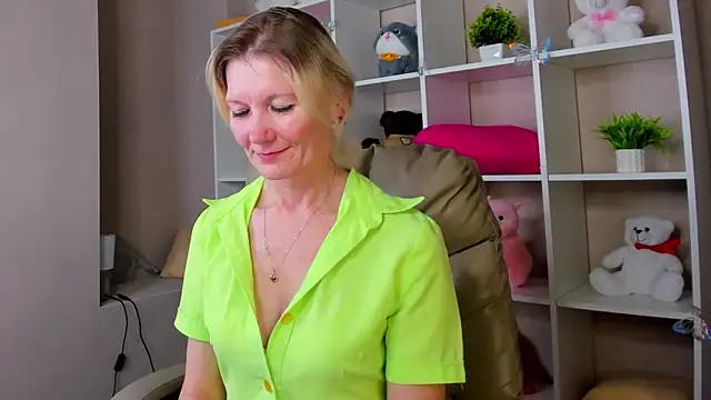 Julie Lucas online show from 03.05.26