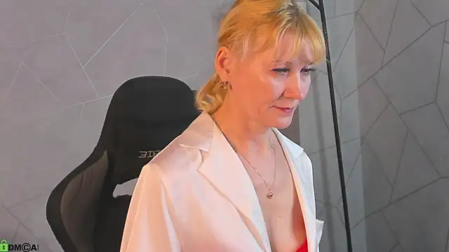 Snapshot of Julie_Lucas chatting on 04.21.26 Julie Lucas online show from 04.21.26