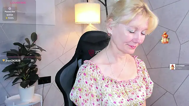 Snapshot of Julie_Lucas chatting on 06.02.26 Julie Lucas online show from 06.02.26