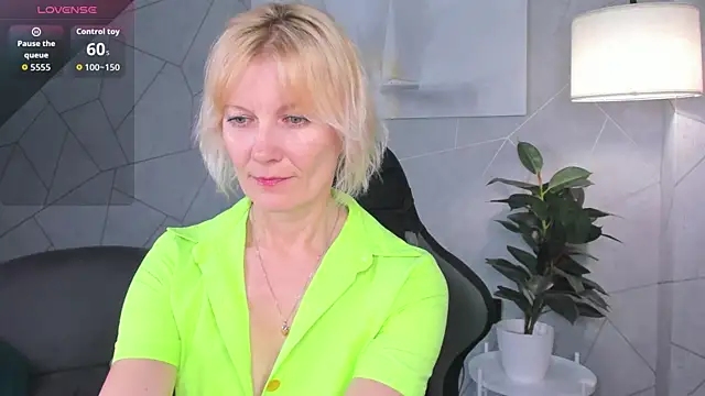 Snapshot of Julie_Lucas chatting on 06.07.26 Julie Lucas online show from 06.07.26