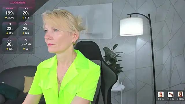 Snapshot of Julie_Lucas chatting on 06.10.26 Julie Lucas online show from 06.10.26