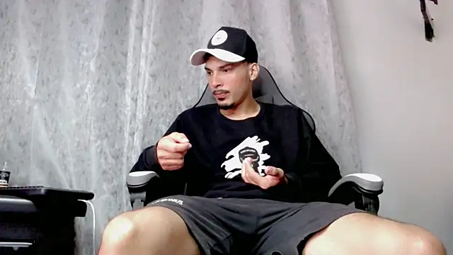 Snapshot of Yankees_xxx chatting on 06.11.26 Yankees xxx online show from 06.11.26