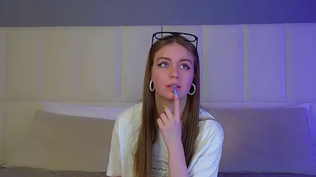 Snapshot of SofiaSarvain chatting on 02.24.26 SofiaSarvain online show from 02.24.26