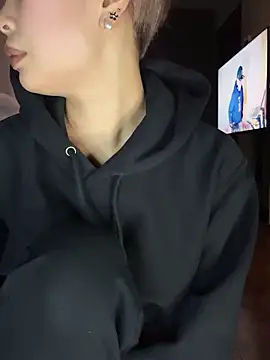 BADBITCHISAKI online show from 04.19.26