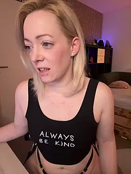 Snapshot of Lea-Kirsch chatting on 03.02.26 Lea-Kirsch online show from 03.02.26