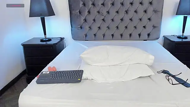 Kiri Black  online show from 04.09.26