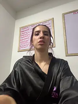 Snapshot of elodie_rouge chatting on 05.20.26 elodie rouge online show from 05.20.26