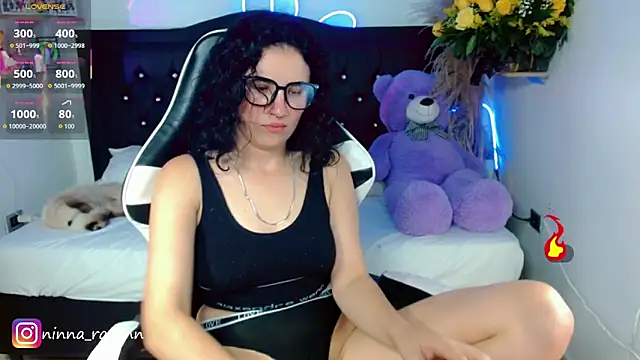 Snapshot of AriaDark chatting on 04.21.26 AriaDark online show from 04.21.26