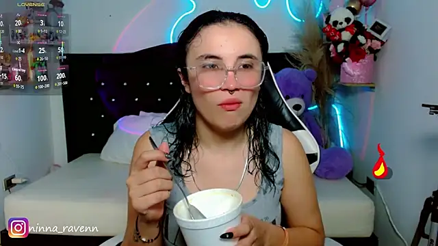 Snapshot of AriaDark chatting on 04.26.26 AriaDark online show from 04.26.26